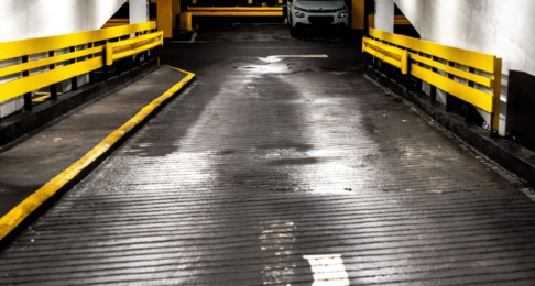 Car park ramp with a right turn arrow