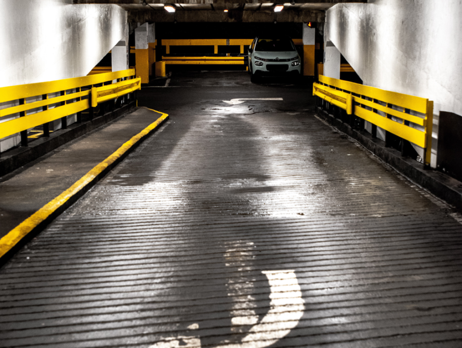 Car park ramp with a right turn arrow