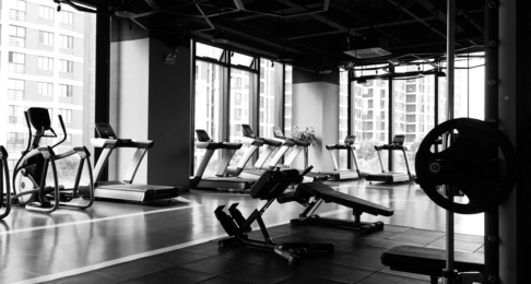 Black and white photo of an indoor gym