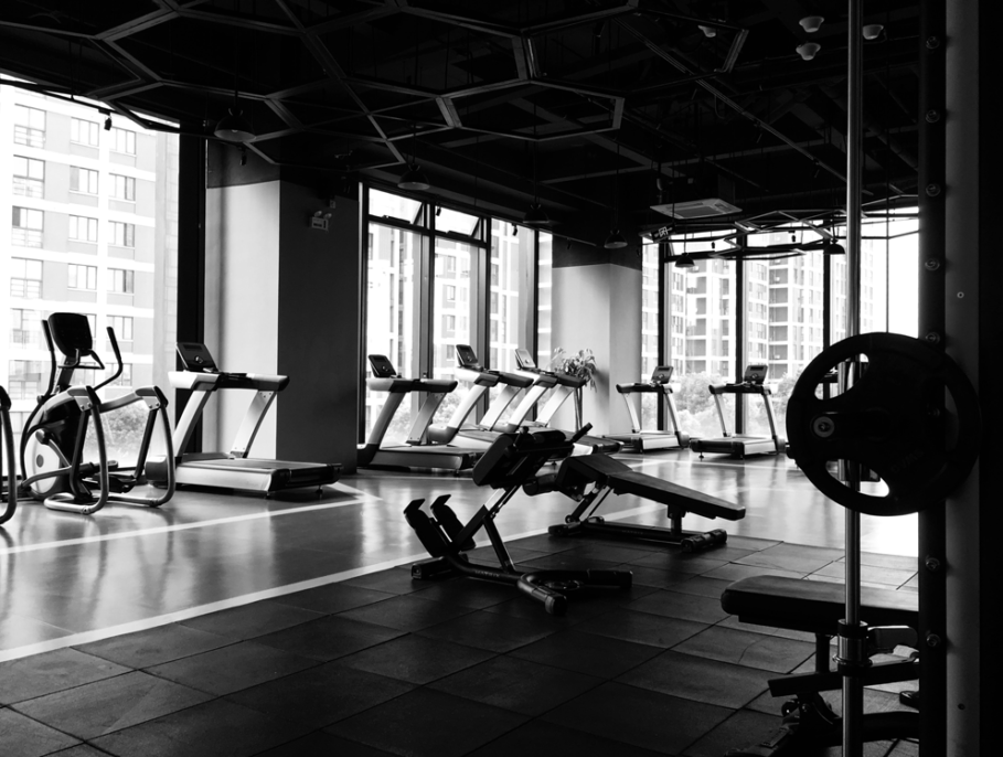 Black and white photo of an indoor gym